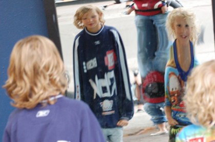 Anton å Wilmer vid skrattspegel