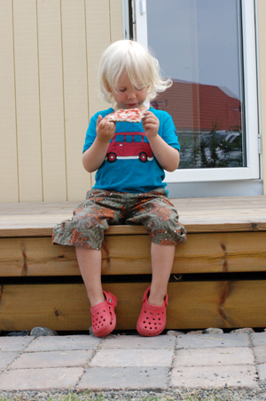 Ozzy äter marmeladmackor