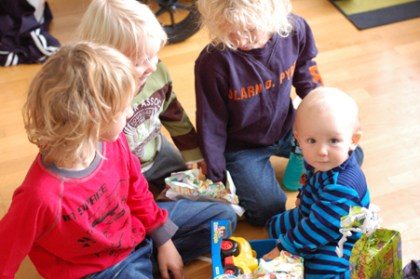 Bröderna hjälper till att öppna