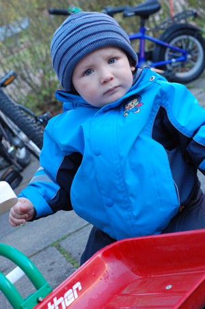 halvsur Dee i ny jacka