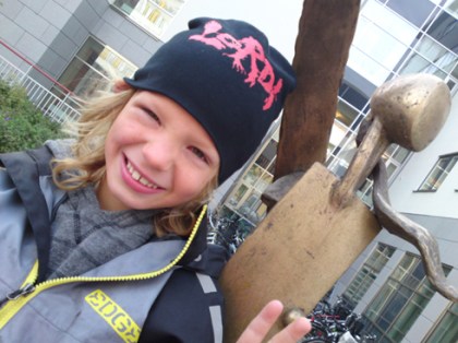 Anton med bronsfigur