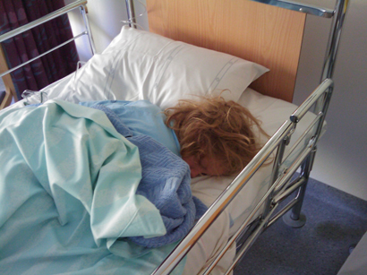 Anton sover på sjukan